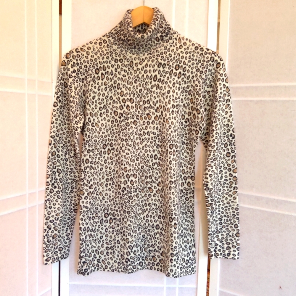 NWOT Obermeyer white Chita print turtle neck sweater